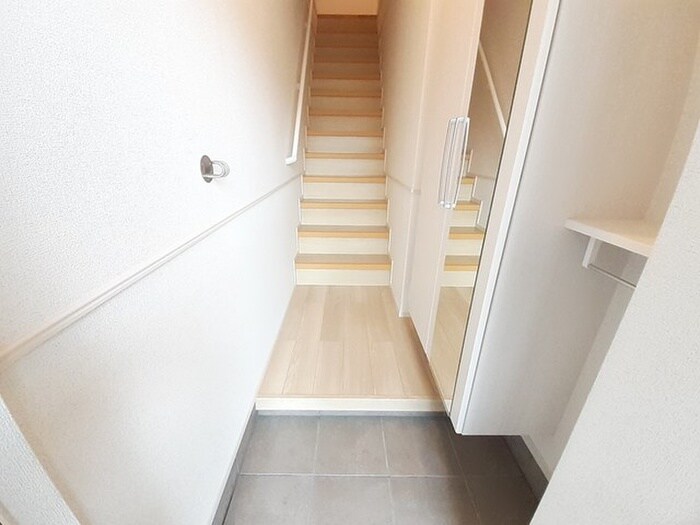 物件内観写真12　(玄関)