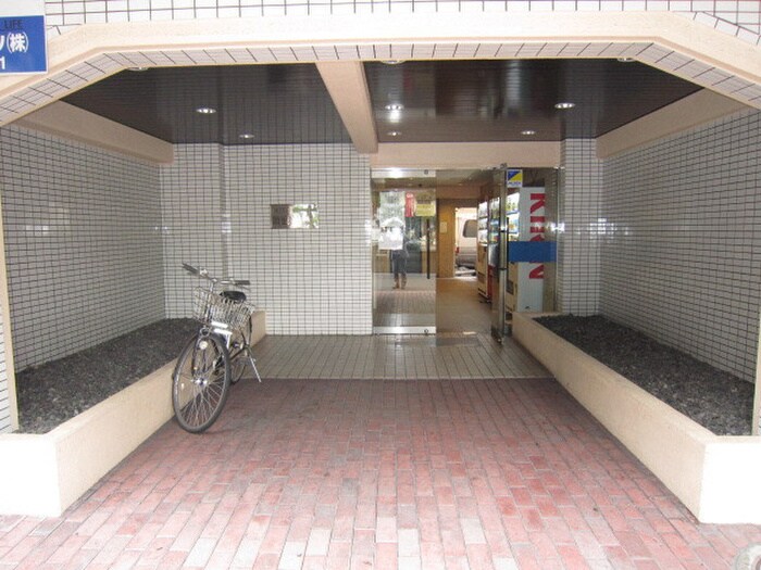 物件外観写真2　(エントランス部分)