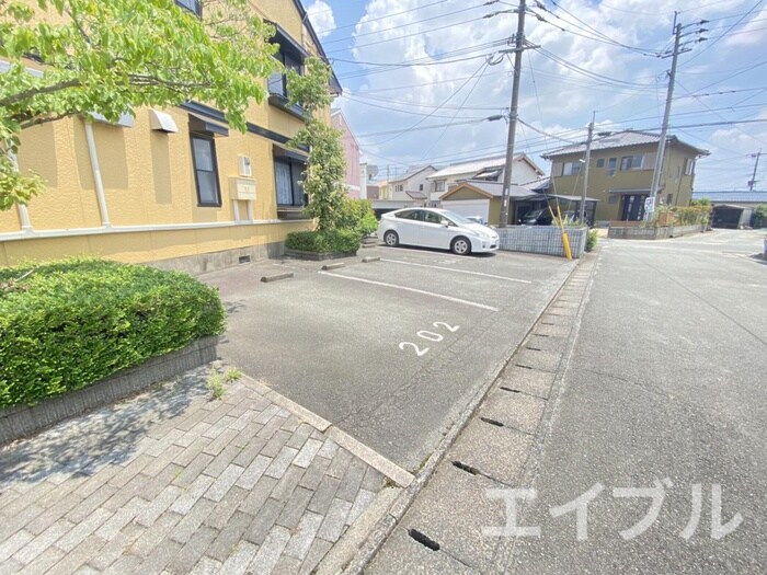 物件外観写真3　(駐車場)