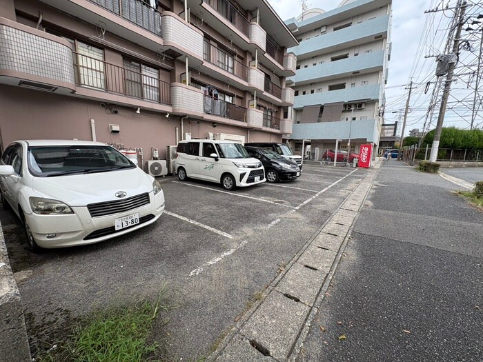 物件外観写真5　(駐車場)