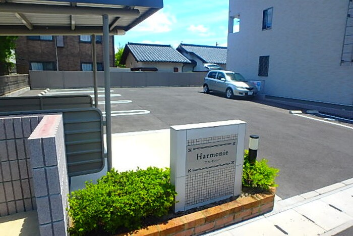 物件外観写真2　(駐車場)