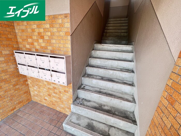 物件外観写真5　(エントランス部分)