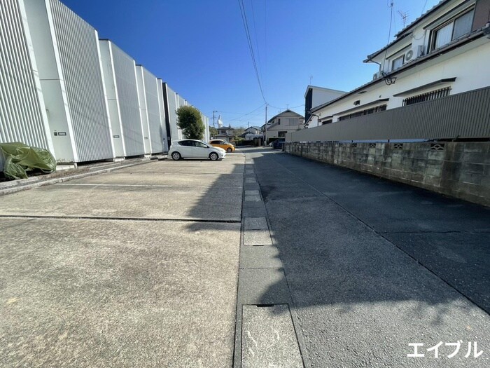 物件外観写真2　(駐車場)