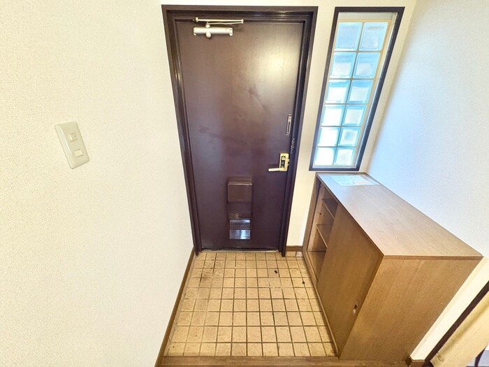 物件内観写真12　(玄関)