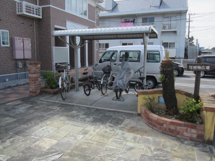 物件外観写真3　(駐輪場)