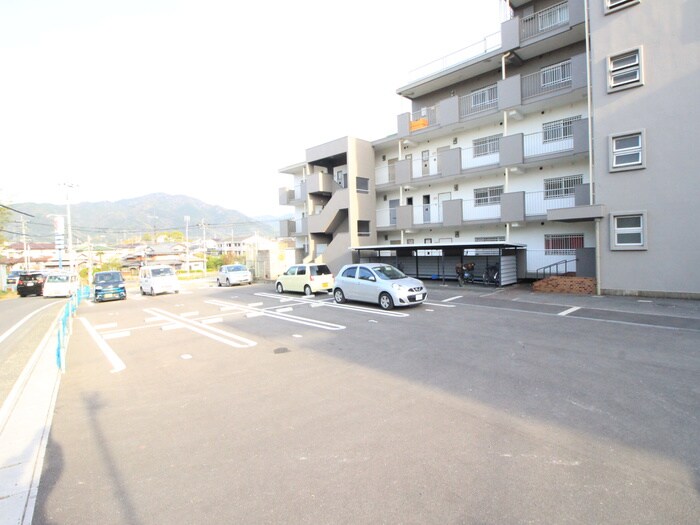 物件外観写真2　(駐輪場)