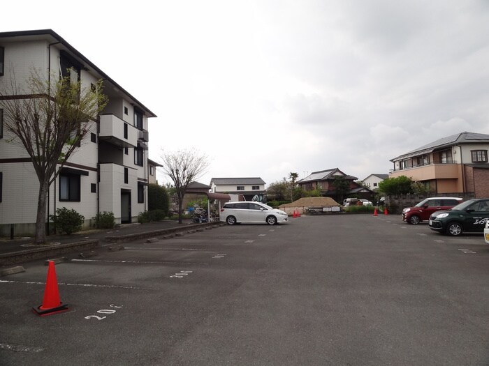 物件外観写真2　(駐車場)