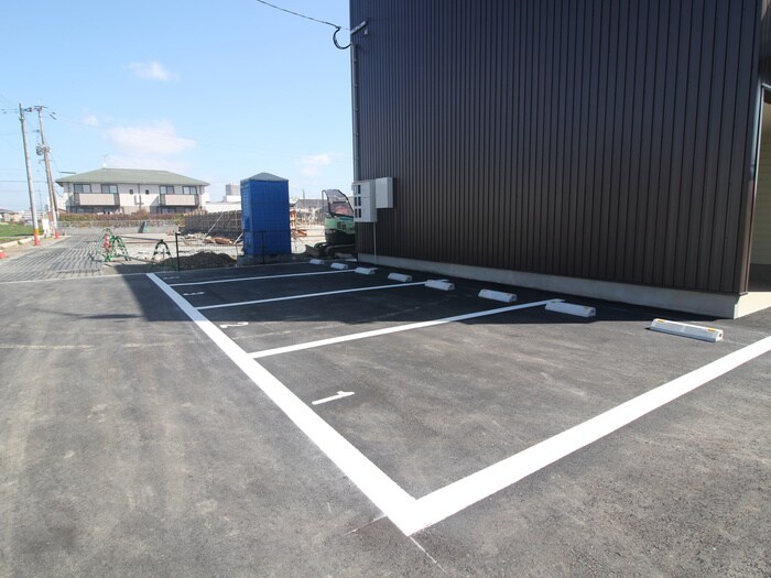 物件外観写真3　(駐車場)