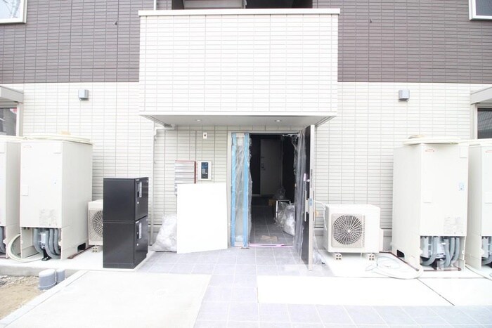 物件外観写真3　(エントランス部分)
