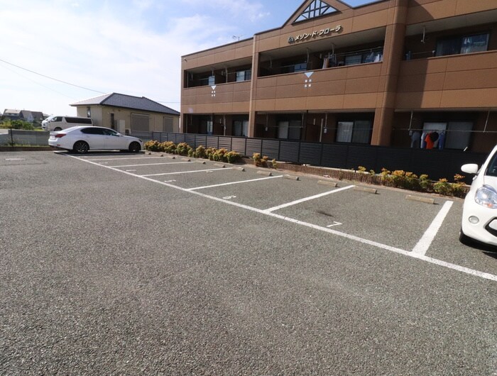 物件外観写真3　(駐車場)