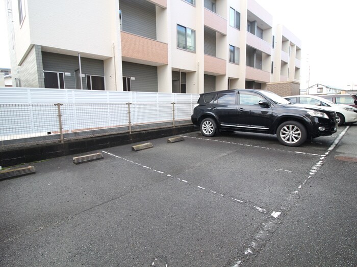 物件外観写真2　(駐車場)