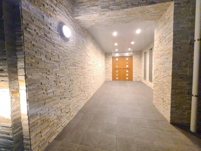 物件外観写真2　(エントランス部分)