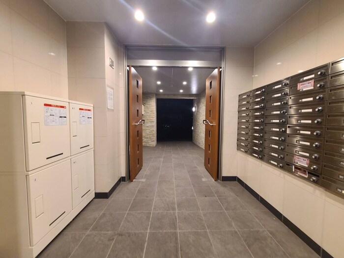 物件外観写真4　(エントランス部分)