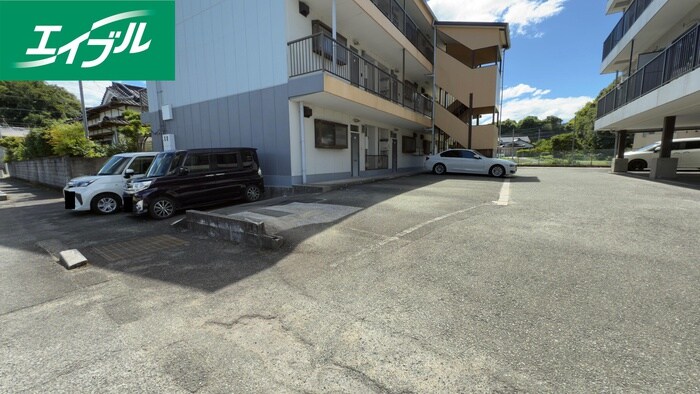 物件外観写真2　(駐車場)
