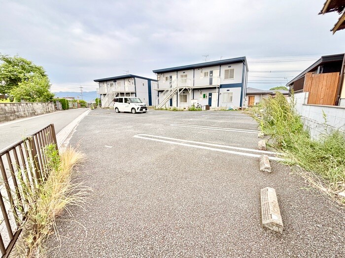 物件外観写真3　(駐車場)