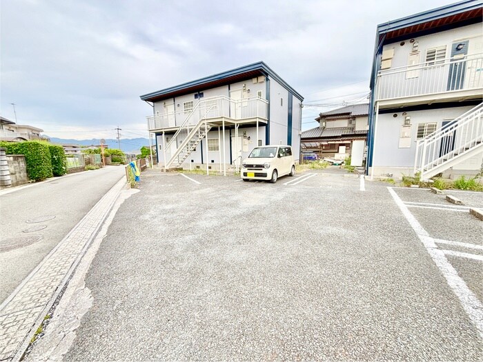 物件外観写真4　(駐車場)