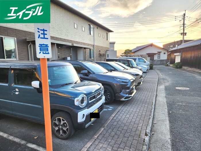 物件外観写真3　(駐車場)