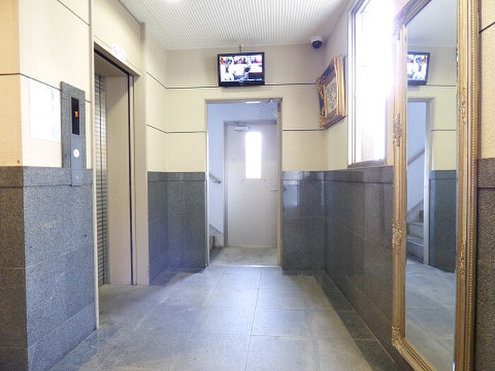 物件外観写真4　(エントランス部分)