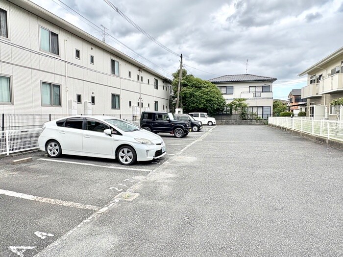 物件外観写真3　(駐車場)