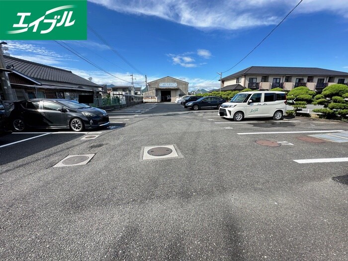 物件外観写真2　(駐車場)