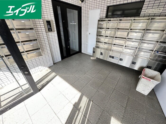 物件外観写真4　(エントランス部分)