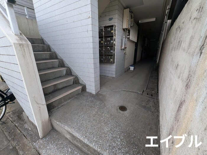 物件外観写真2　(エントランス部分)