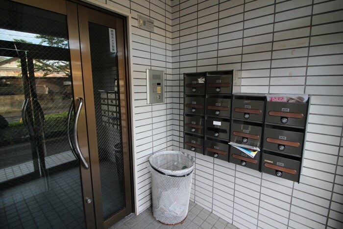 物件外観写真2　(エントランス部分)