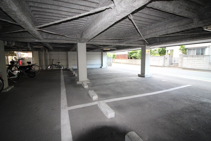 物件外観写真3　(駐車場)