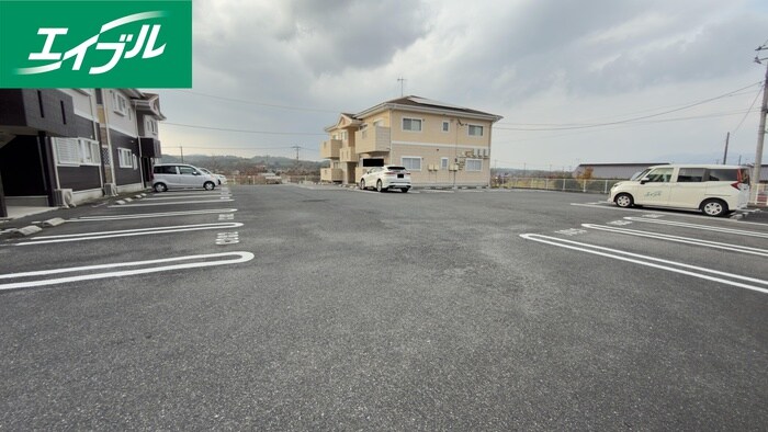 物件外観写真2　(駐車場)