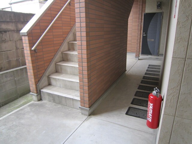 物件外観写真4　(エントランス部分)