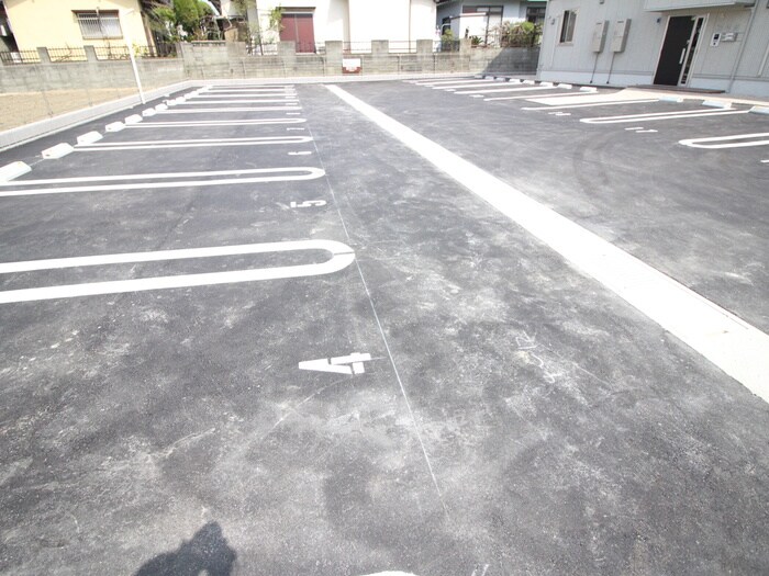 物件外観写真2　(駐車場)