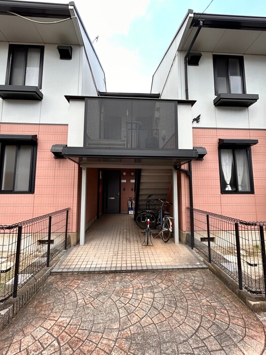 物件外観写真3　(エントランス部分)