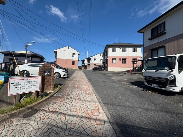 物件外観写真3　(駐車場)