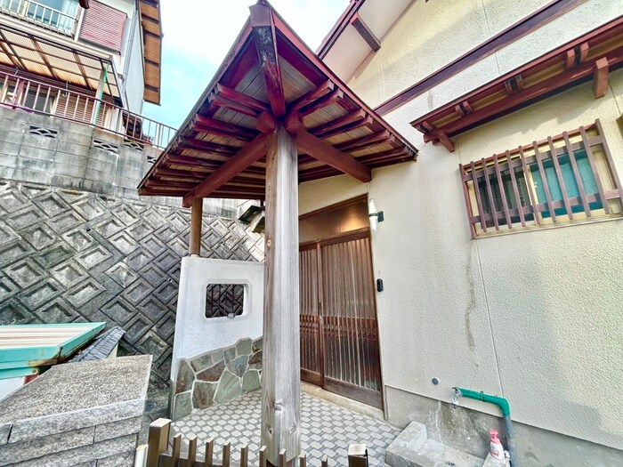 物件外観写真6　(エントランス部分)