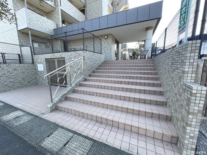 物件外観写真2　(エントランス部分)