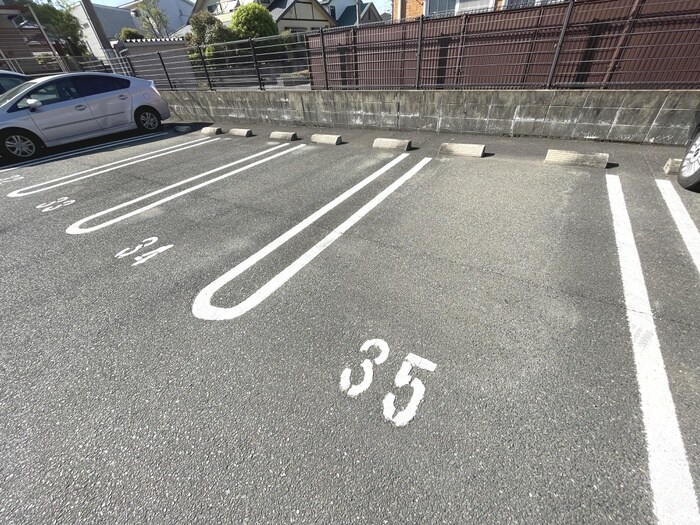 物件外観写真3　(駐車場)
