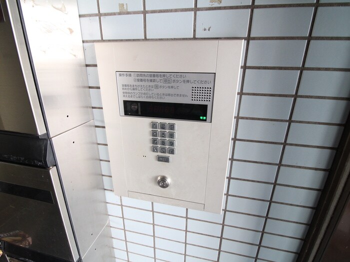 物件外観写真3　(エントランス部分)