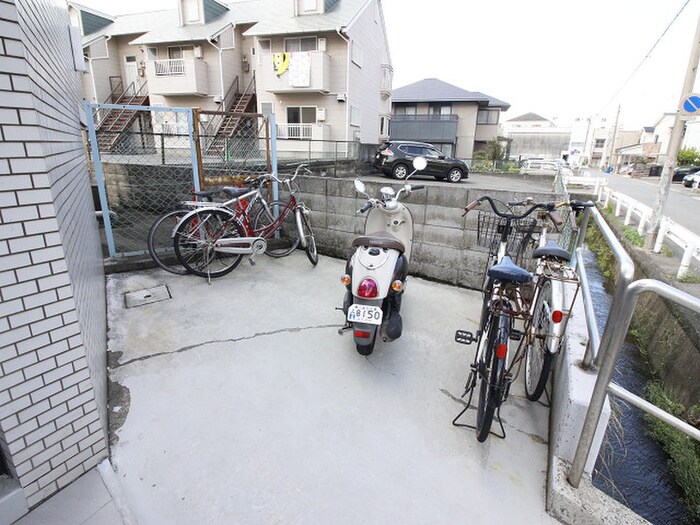 物件外観写真4　(駐輪場)