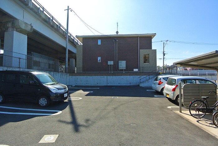 物件外観写真2　(駐車場)