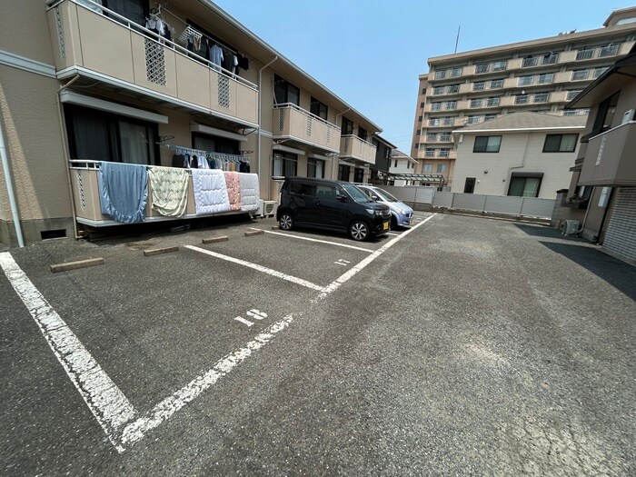 物件外観写真4　(駐車場)