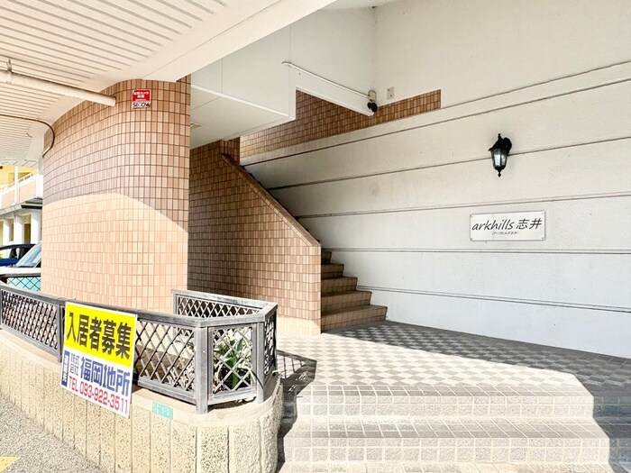 物件外観写真2　(エントランス部分)