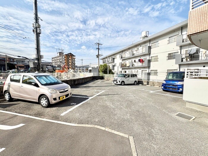物件外観写真3　(駐車場)