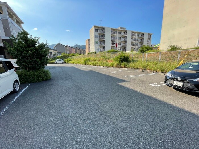 物件外観写真2　(駐車場)