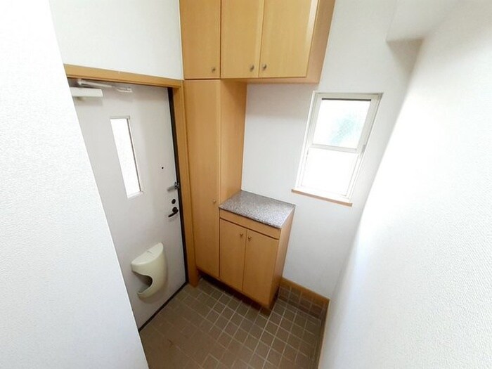 物件内観写真9　(玄関)