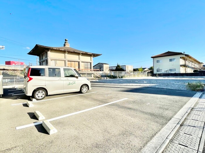 物件外観写真2　(駐車場)