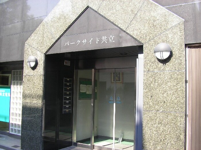 物件外観写真2　(エントランス部分)