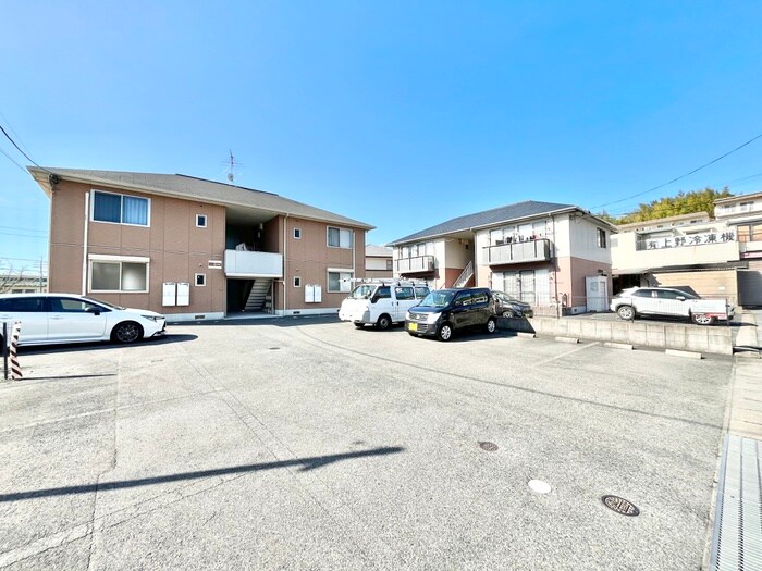 物件外観写真3　(駐車場)