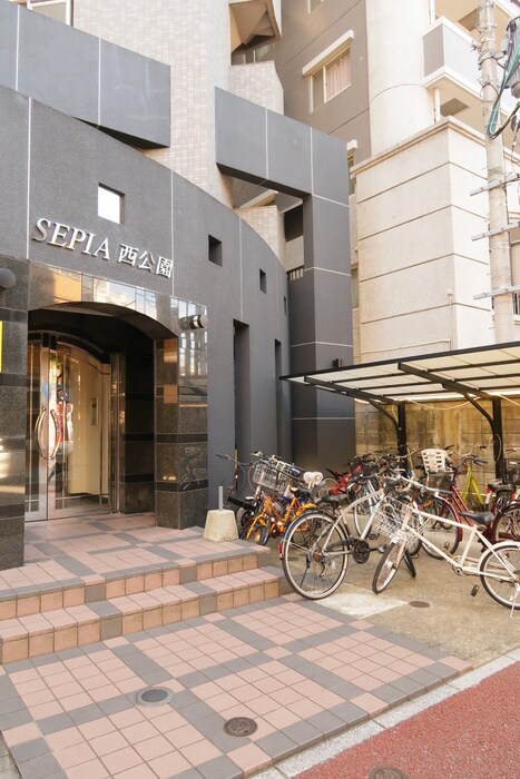 物件外観写真2　(エントランス部分)