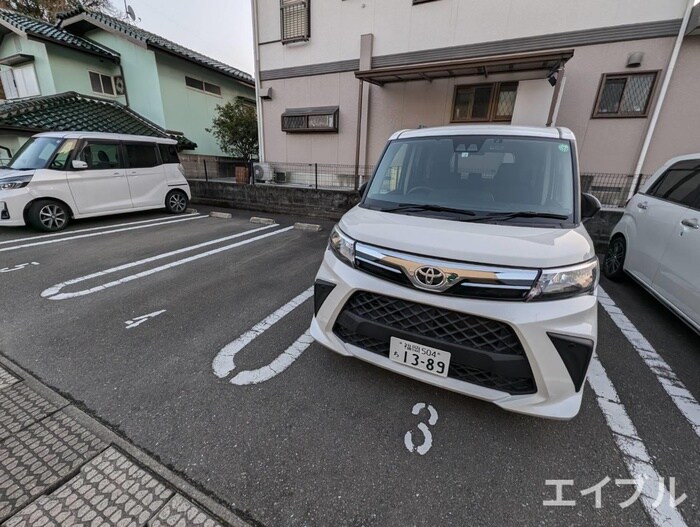 物件外観写真4　(駐車場)