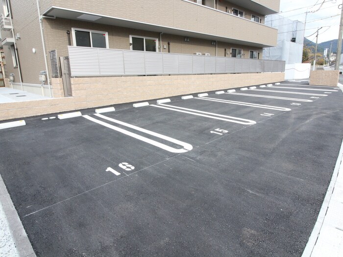 物件外観写真3　(駐車場)